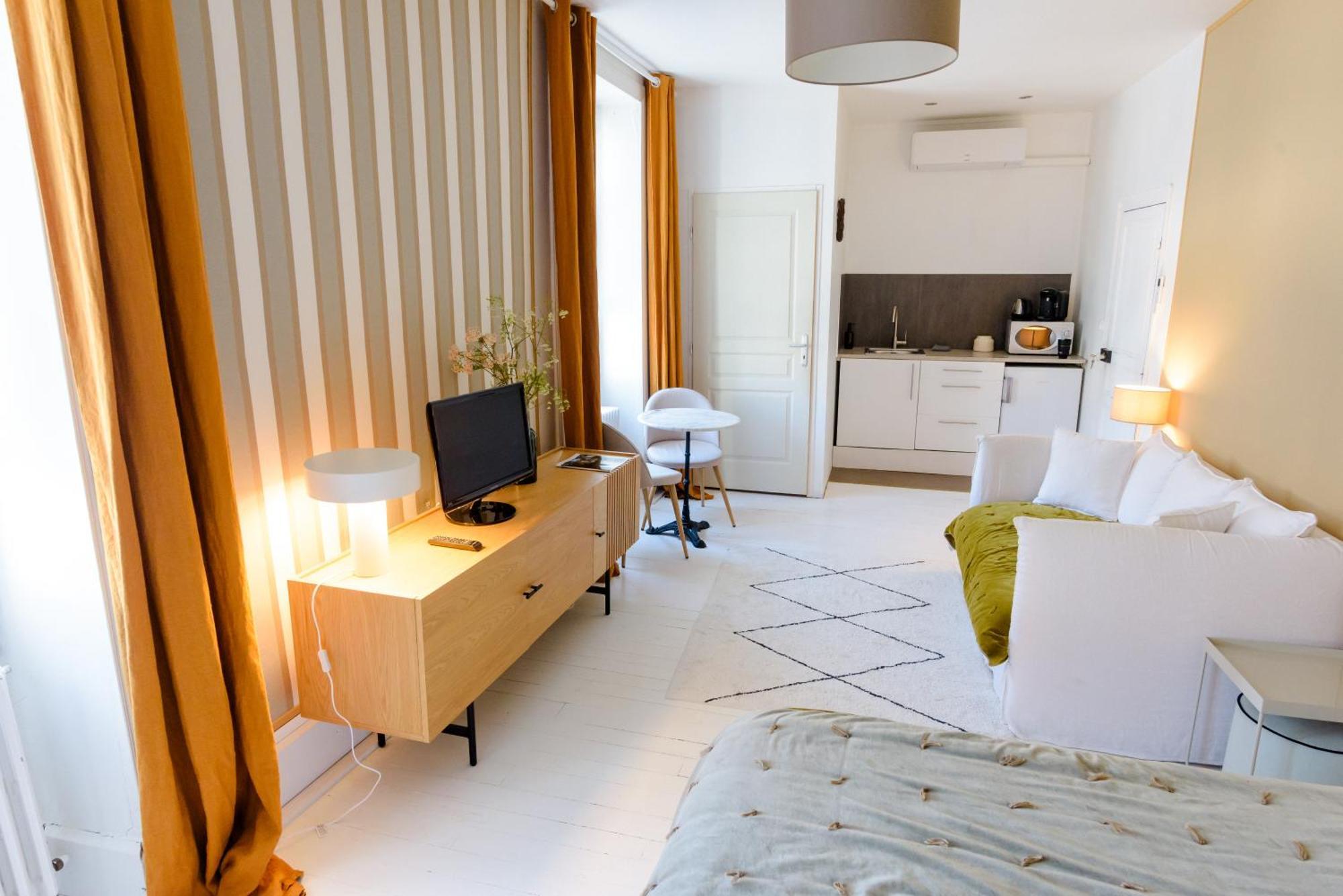Hotel Aux Couleurs De Neuvy Zewnętrze zdjęcie
